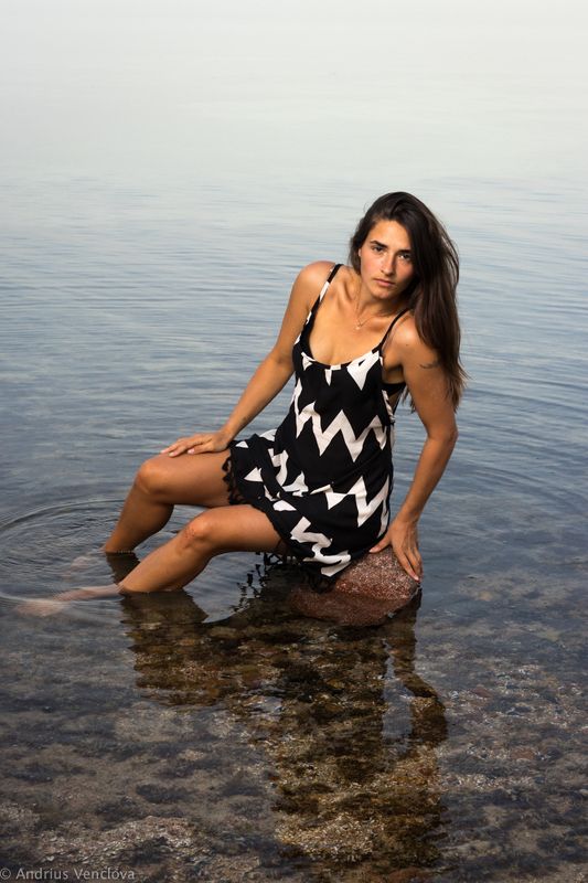 На камушке фото превью