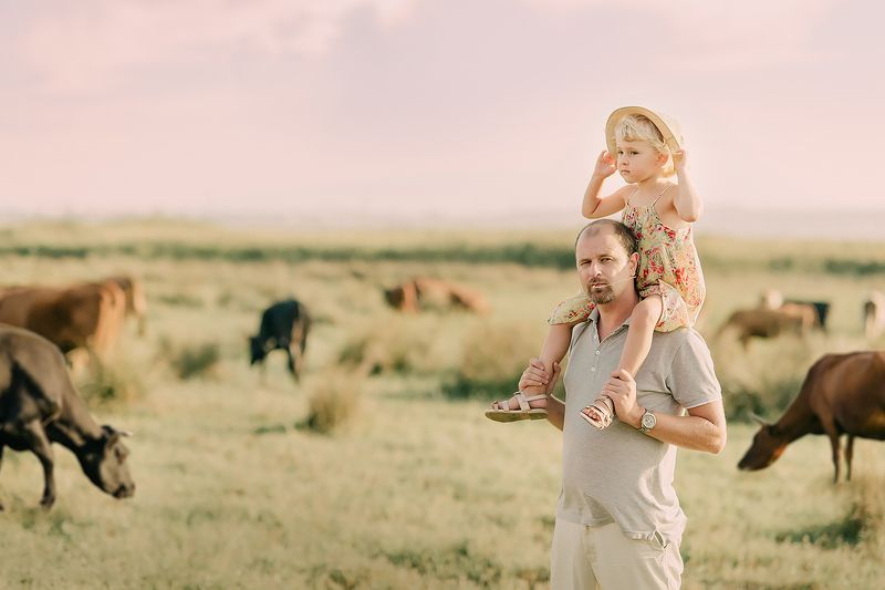 папа, ребенок, девочка, корова, животное, животные, лето, деревня, село, природа, kids, child, nature, family *** фото превью