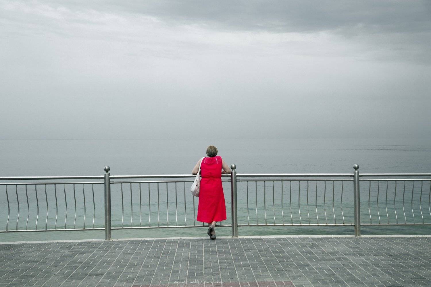 Люди, город, улица, жанр, променад, цвет, красный, человек, минимализм, море, берег, , АлександрТутаев