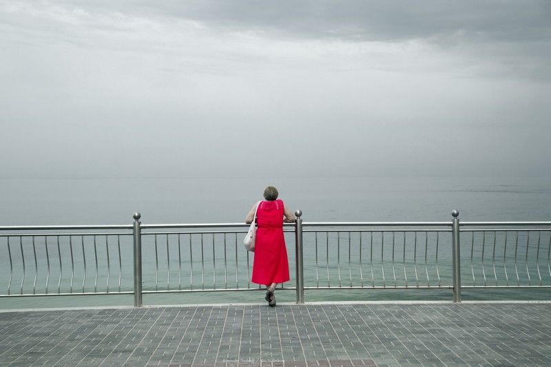 Люди, город, улица, жанр, променад, цвет, красный, человек, минимализм, море, берег,  *** фото превью