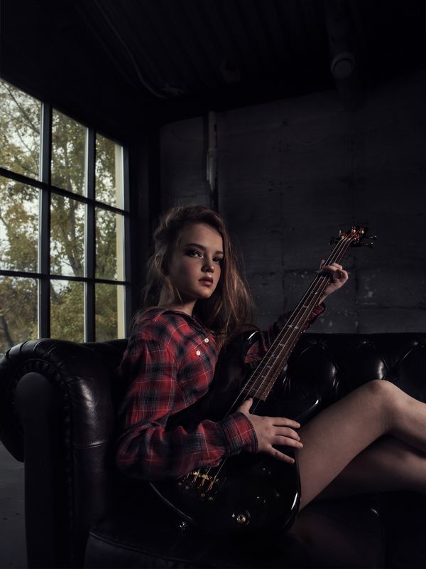 Девочка с гитарой Клиффа Бёртона фото превью