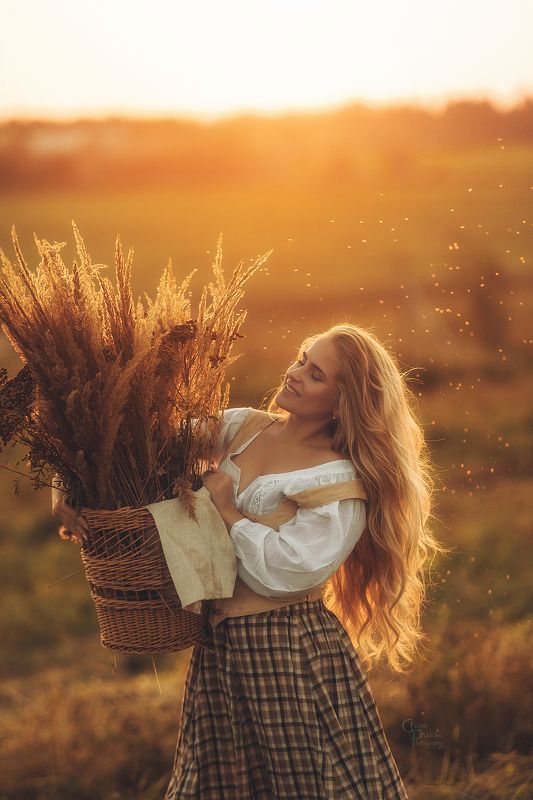 лето закат девушка ветер нежность тепло сказка образ история солнце Ветер в волосах фото превью