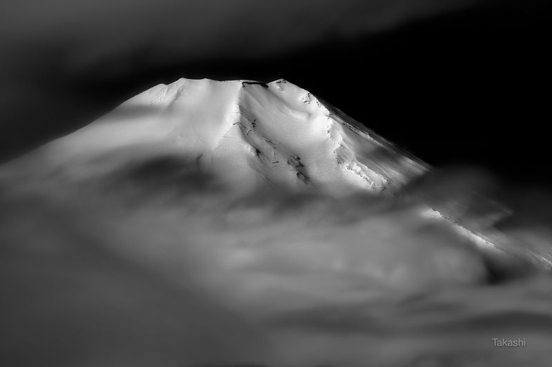 fuji,japan,mountain,white,snow,cloud,beautiful,amazing,fantastic Through the clouds фото превью