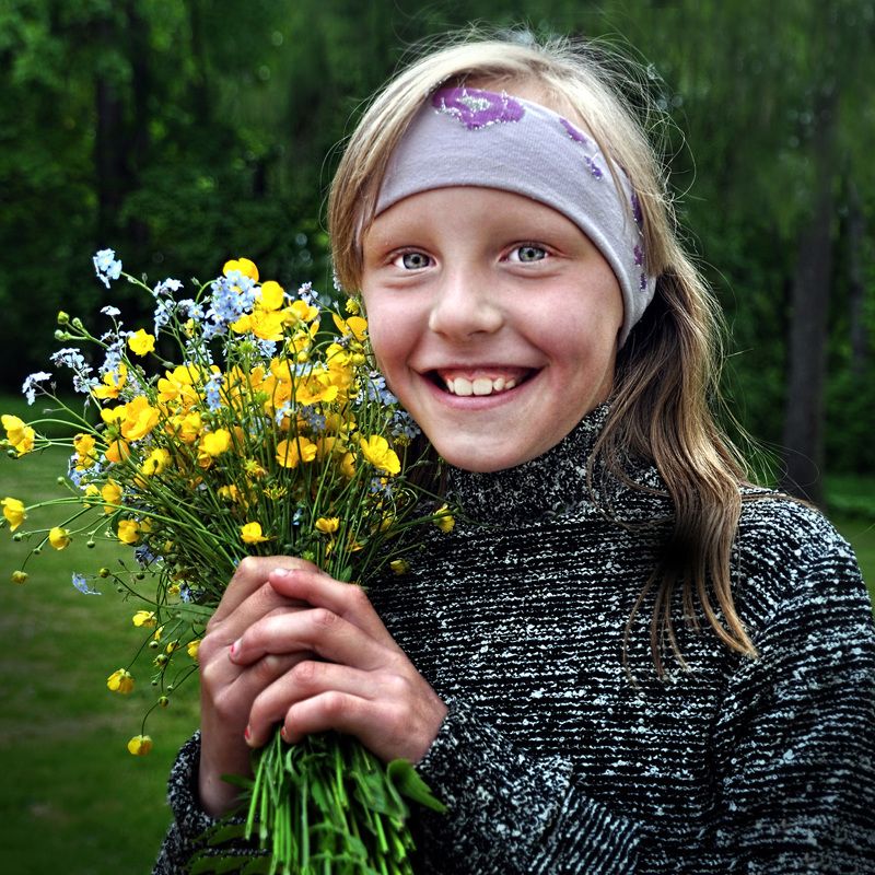 девушка, цветы, детство Девушка с букетом цветов фото превью