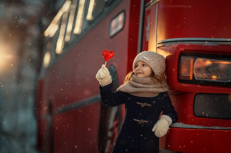портрет, дарья громова, фотография, фото, фотоарт, фотограф, закат, детский портрет, дети, ребенок, сестры, малыш, девочка, мальчик, детская, фотосессия, фотосъемка, леденец, автобус, красный *** фото превью