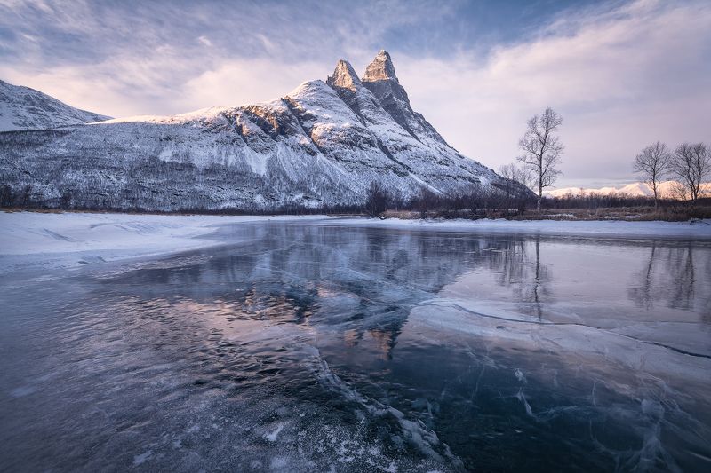 пейзаж, зима, норвегия, скандинавия, горы, лед, река Вечер у горы Оттертинден фото превью