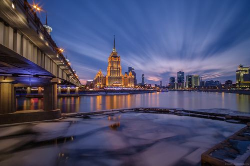 Мартовский вечер на Краснопресненской набережной.