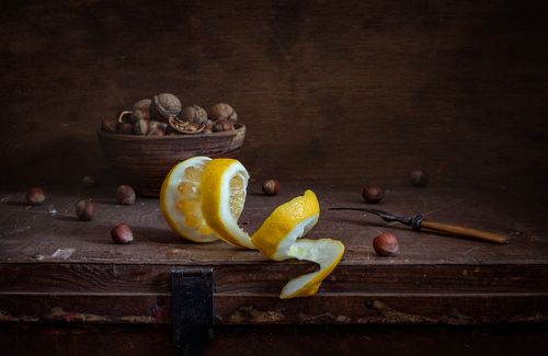 Натюрморт с орехами и лимоном