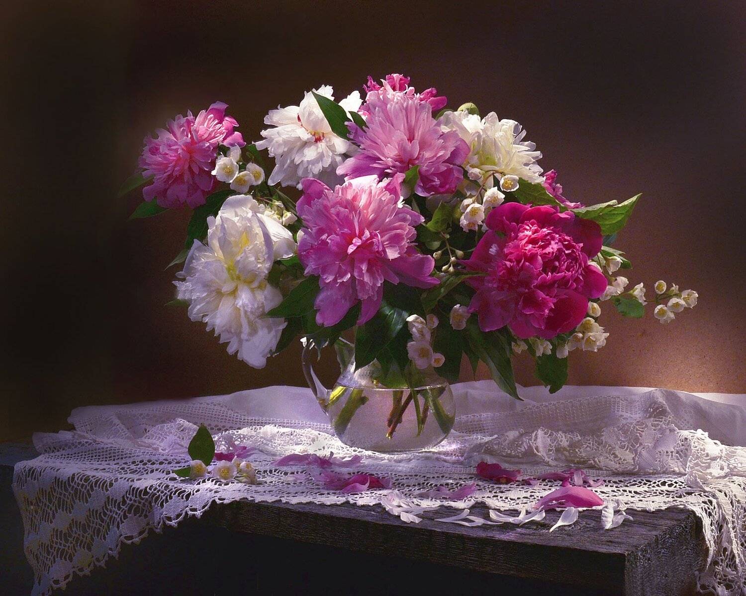 still life, натюрморт,лето, цветы, пионы, кружево, шитьё, фото натюрморт, световая кисть, Колова Валентина