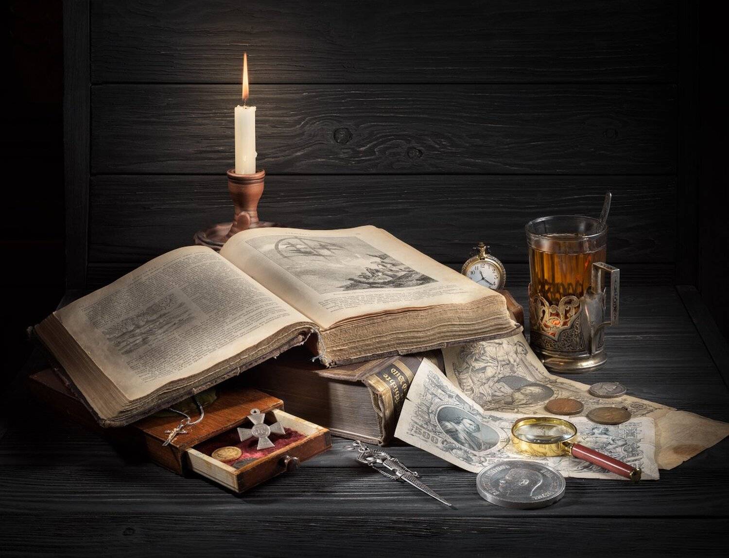 история, фолиант, георгиевский крест, подвеска кинжал кавказ, банкноты, золотой червонец, подстаканник, карманные часы, лупа, свеча, чай, монеты, нательный крестик, Tom Fincher