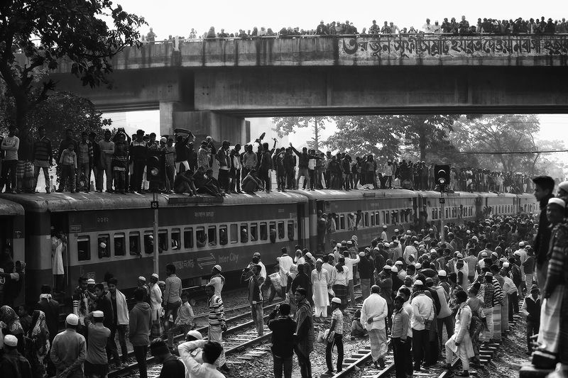 бангладеш, дака, движение, дорога, крыша, мусульмане, вокзал, толпа, поезд, прибытие, мост, праздник, народ Яблоку упасть негде фото превью