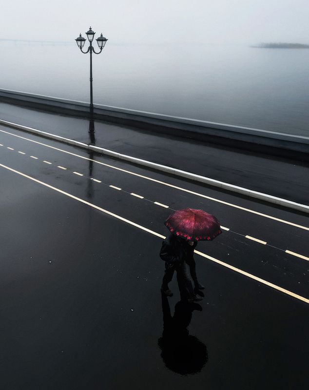стрит, город, дождь, зонт, набережная, волга Континуум фото превью