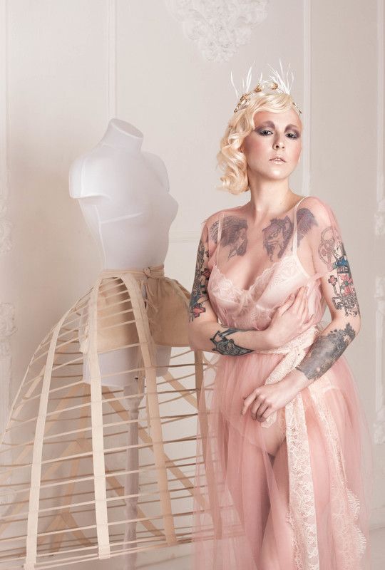 манекен, девушка, цветы, тату, неформальная модель, ретро, стилизация Нежная неформальность фото превью