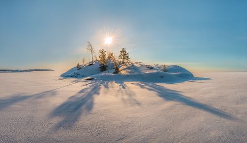 Снежная пустыня с островом