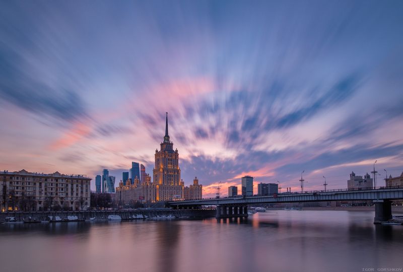 москва,вечер,закат,архитектура,река,высотка,украина,гостиница,отель,radisson royal,длинная выдержка,набережная,пейзаж,город,огни,подсветка, Мартовский закат на Смоленской набережной фото превью