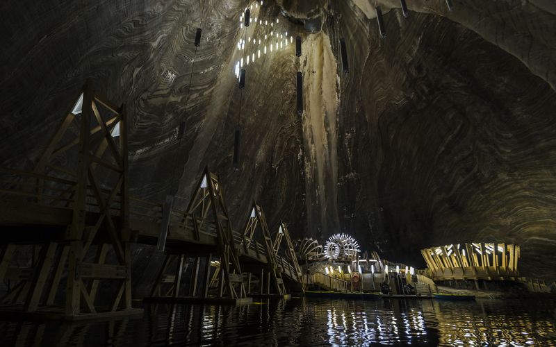 Озеро в глубине пещеры фото превью