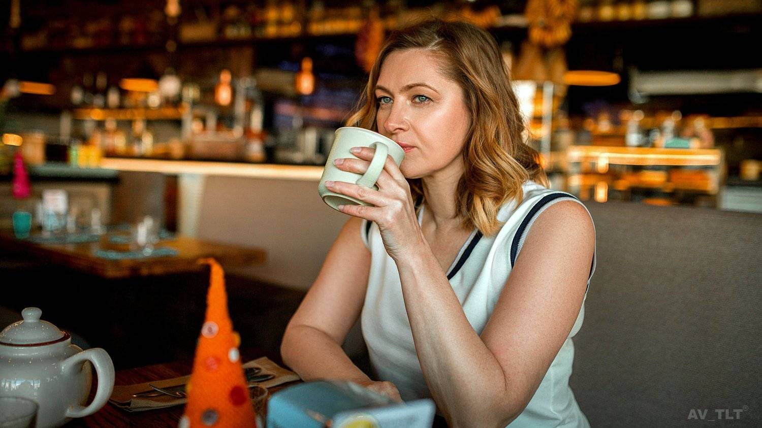 портрет, ресторан, чашка кофе, женщина, женский портрет, Сухарь Александр