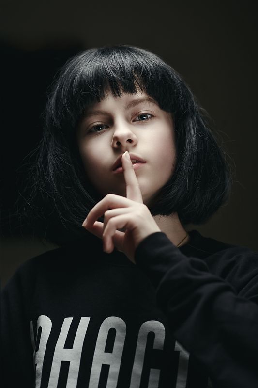 портрет, плакат, мода, низкий ключ, девушка, черный Не болтай фото превью