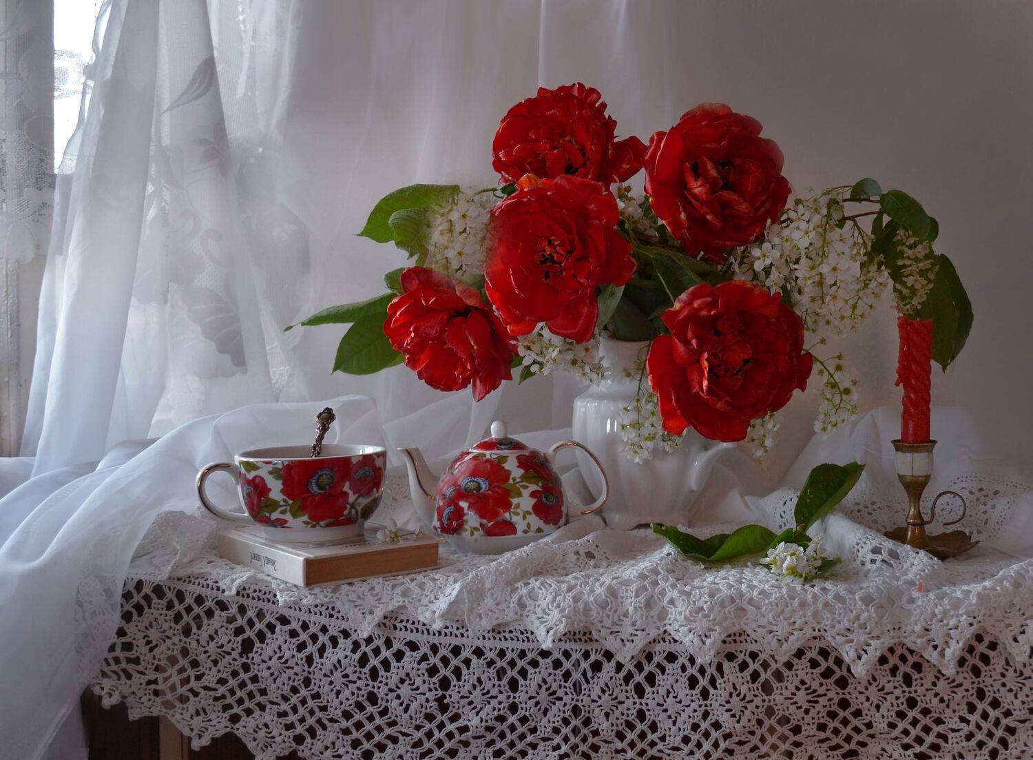 still life, натюрморт,  весна, май, подсвечник, свеча, тюльпаны пионовидные, цветы, черёмуха, фарфор, чайник, на закате, Колова Валентина