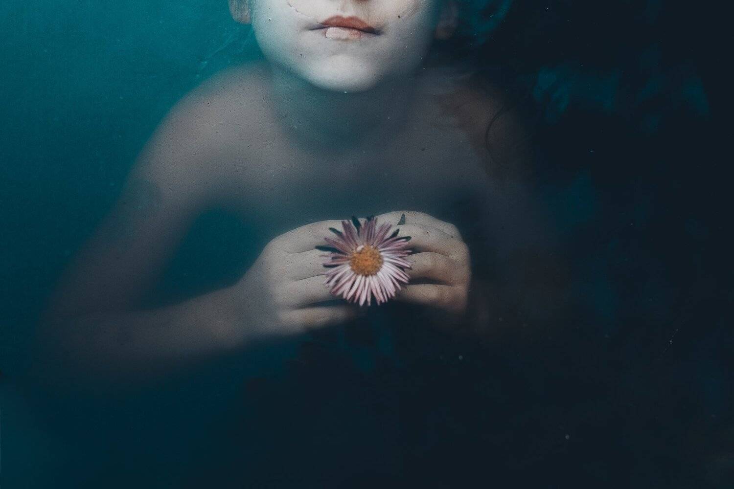 цветок руки губы темная  вода, Вероника Гергерт