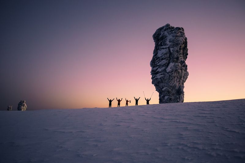 Маньпупунёр, Северный Урал, Коми, Урал, восход, люди, контуры, пейзаж, снег, зима Утреннее приветствие фото превью