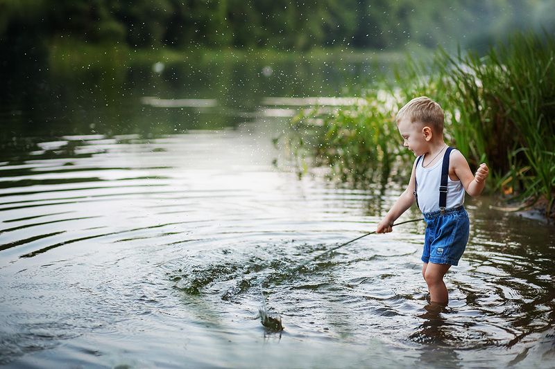 озеро, лето, мальчик На озере фото превью