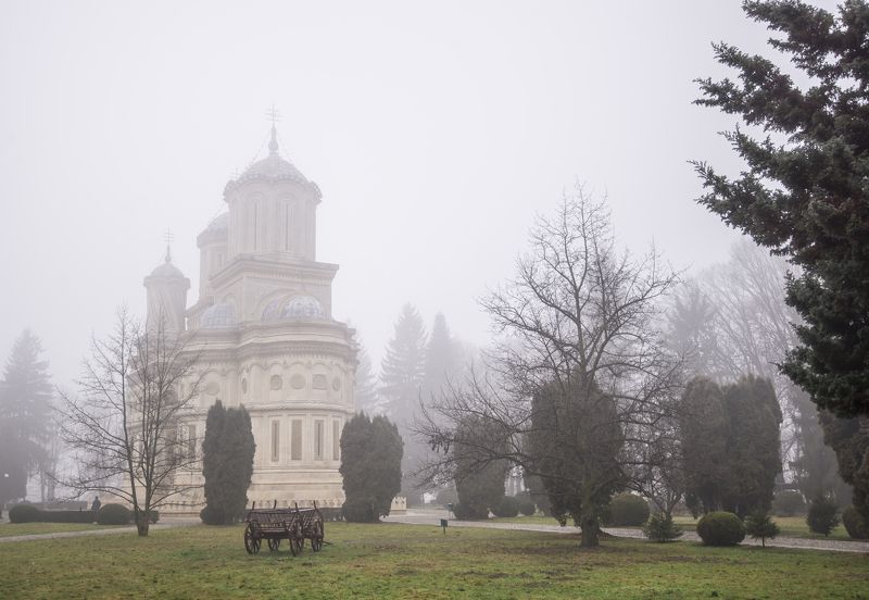 Туманное утро в монастыре фото превью