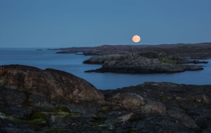 Восход луны на Баренцевом море. фото превью