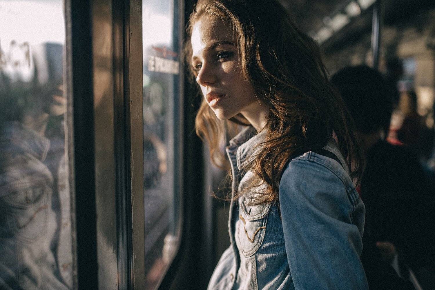 студент, студентка, поезд, вагон, метро, солнце, стекло, окно, девушка, женщина, рюкзак, Kirill