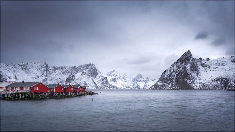 утро,пирс,горы,дофотены,норвегия,домики,море,залив, Пасмурное утро на пирсе фото превью