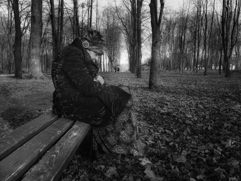 женщина,бабуля,жанр,улица,скамейка,молодые люди  фото превью