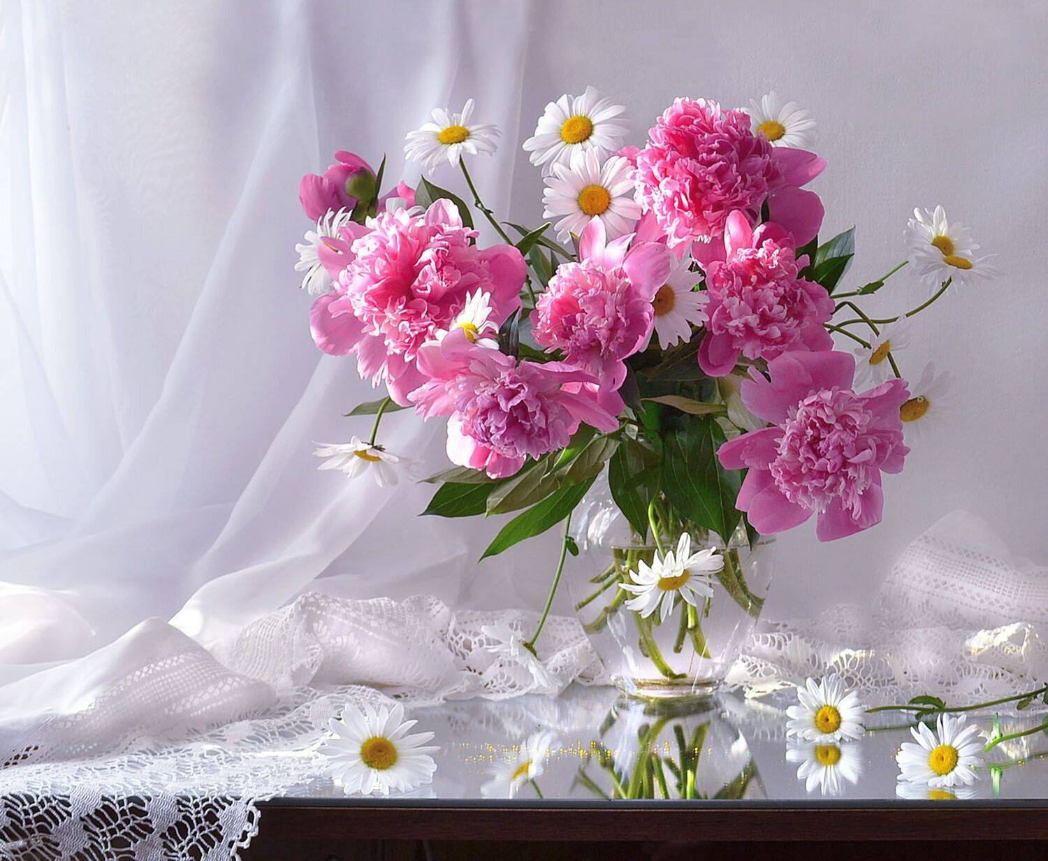 still life, натюрморт, лето, июнь, цветы, пионы, ромашки, зеркало, отражение, Колова Валентина