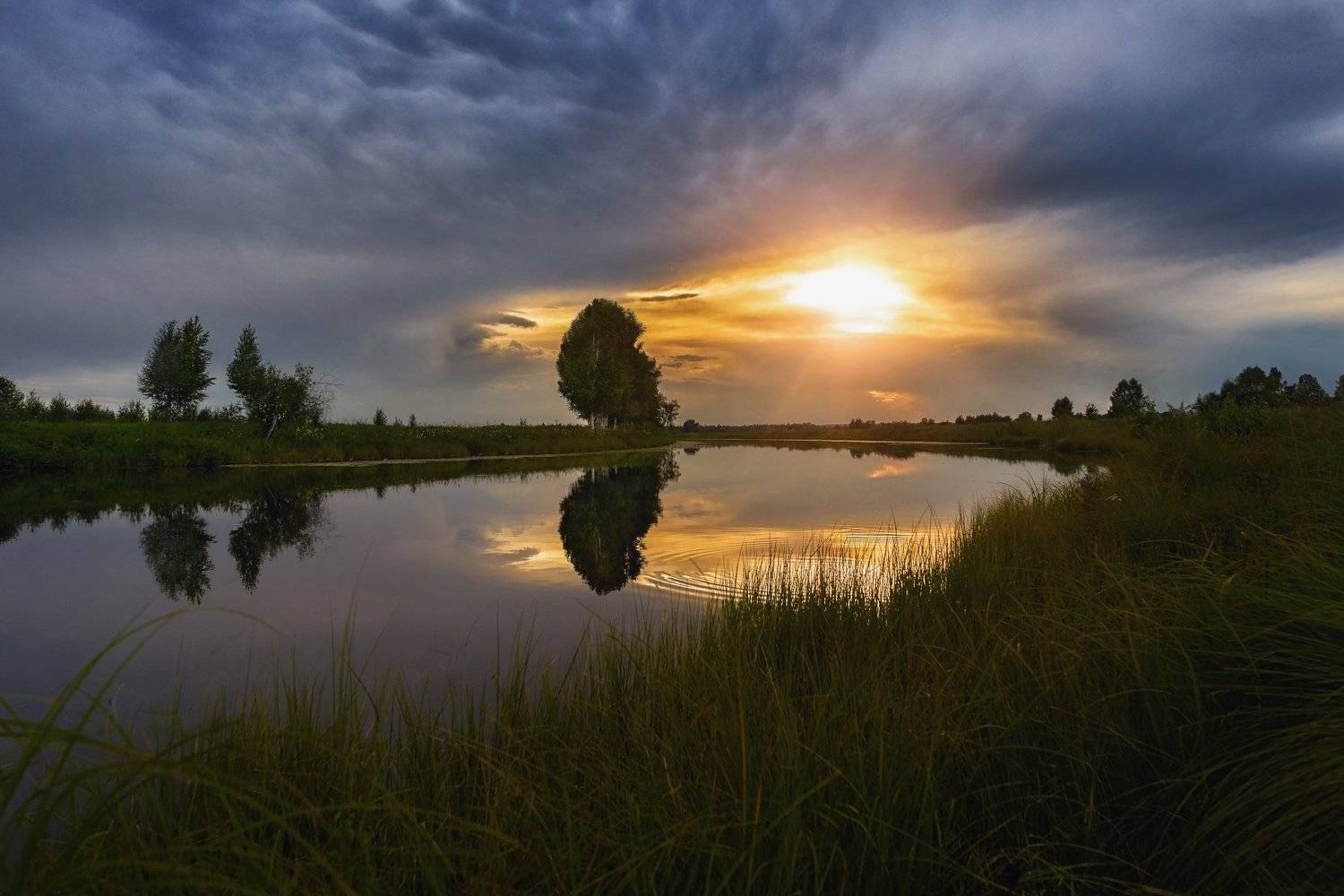 вечер,закатное солнце, озеро ,отражение неба в воде,облака, Сергей
