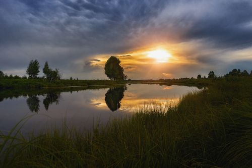 Облачно,с прояснениями, местами грозы...