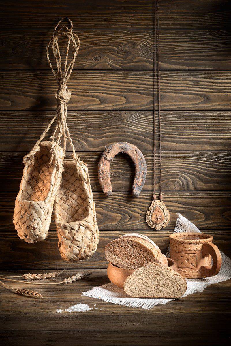 лапти, пастораль, хлеб, колосья, подкова, берестяной кулон, кружка из бересты, соль, доски, деревянные предметы, старина, деревня, тряпица, Tom Fincher