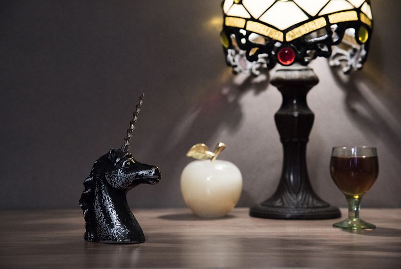 натюрморт, единорог, лампа Вечерний единорог фото превью