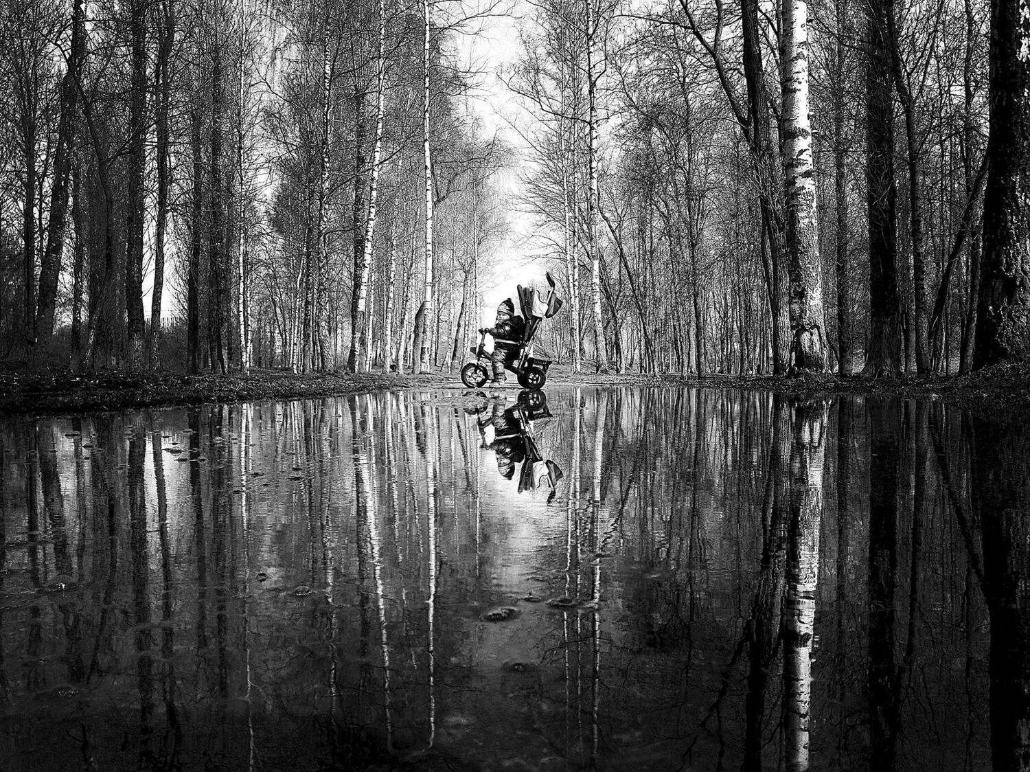 отражение, ребенок, малыш, деревья, парк, лес, весна, bnw, baby, child, children, reflection, water. trees, forest, park, pomoleyko, помолейко, витебск, vitebsk, Павел Помолейко