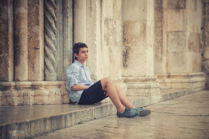 испания, перень, портрет, лето, мальчик, камни, стены, один, задумчивость, размышления, старый город, старые стены, одиночество, отдых Размышления фото превью