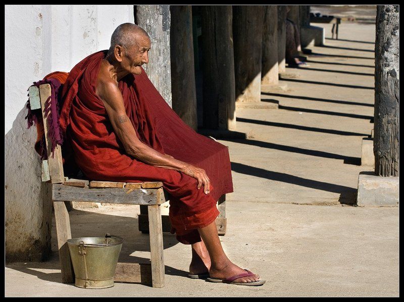 бирма, мьянма, монах Думы о былом..... фото превью