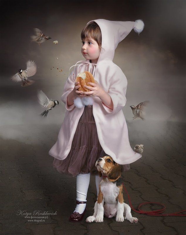 Девочка, кормящая птиц фото превью