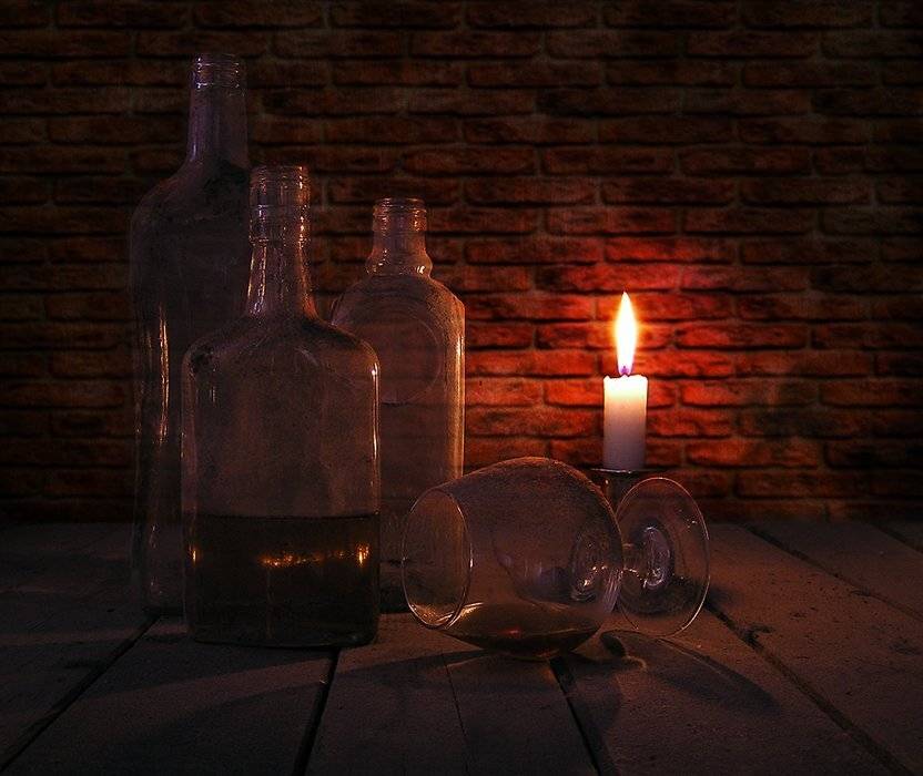 натюрморт, бутылки, стекло, бокал, свеча, огонь, стена, кирпич, свет, пыль, Ирина Фурашова