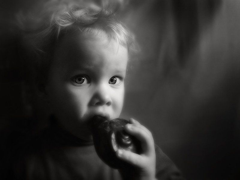 ребенок,  свистулька Мальчик со свистулькой фото превью