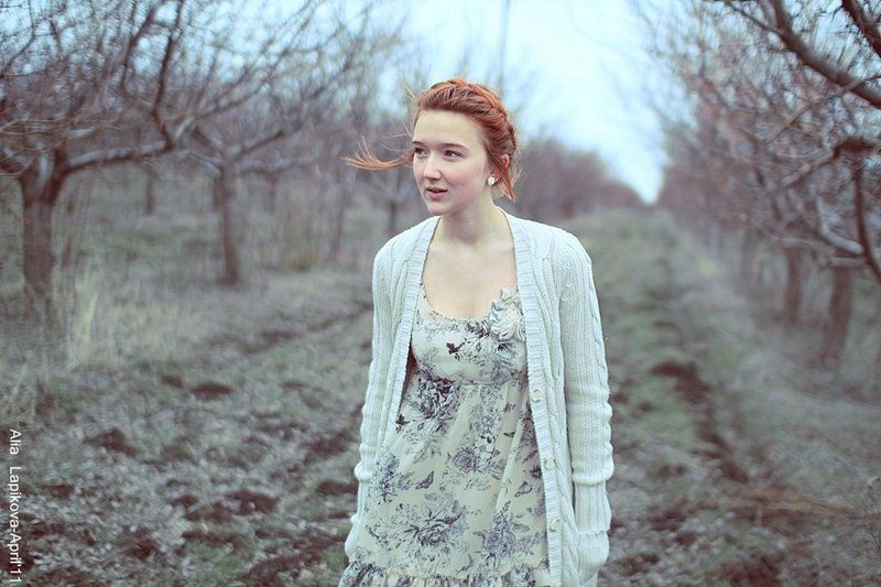 в центре фото превью