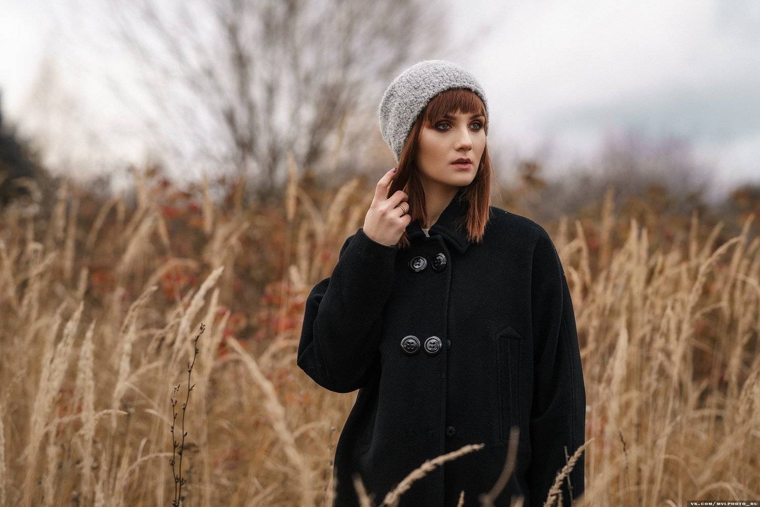 осень, поле, пальто, рыжая, девушка, трава, Вадим Миронов