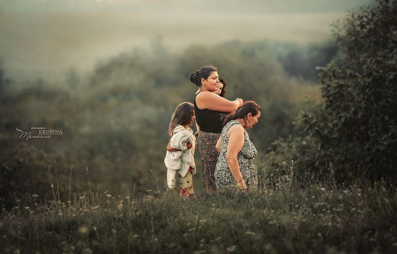 семья, природа, цыгане,закат, дети, трава  фото превью