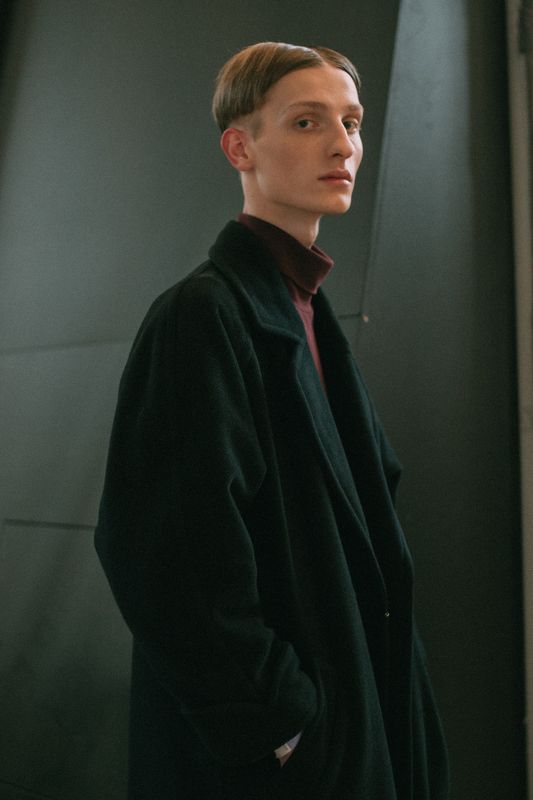 портрет человек свет fashion свет взгляд парень man пальто образ Антон фото превью