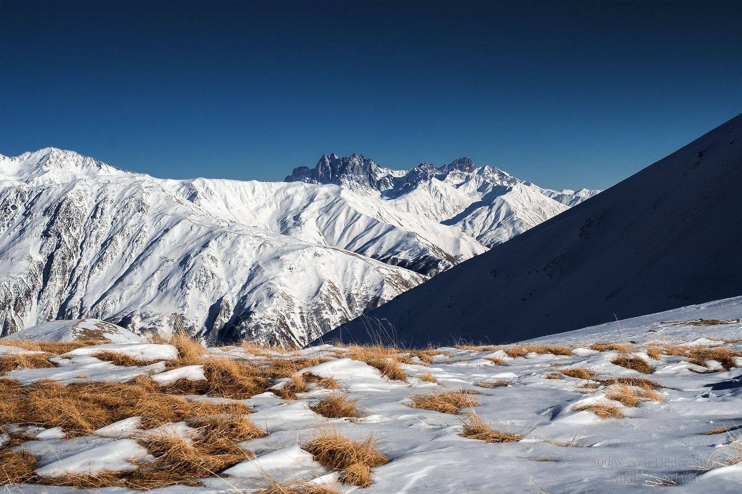 грузия, казбеги, кавказ, горы, снег, снежные вершины, гора, трава, зима, голубое небо, ясная погода, восхождение, Харланов Никита
