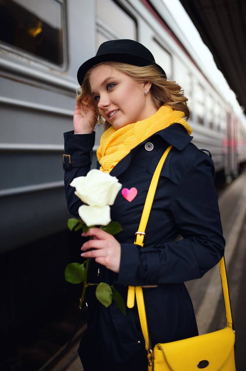 девушка, желтый, аксессуары, поезд, жд, вокзал, электричка, шляпа, шарф, кудри, цветок, роза, ожидание, Роман Золотой