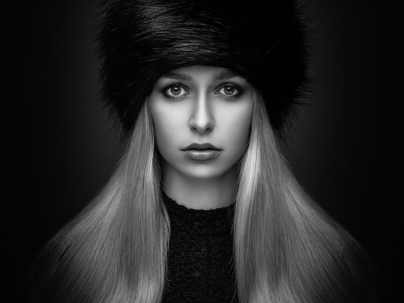 portrait, dark, black and white, blonde, fur hat Theresa фото превью