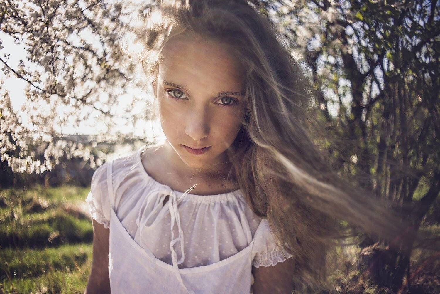 girl, portrailt, children, flowers, spring, light, bokeh, pentacon, Anna Ścigaj